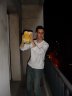 Stphane qui secoue le jus d'oranges